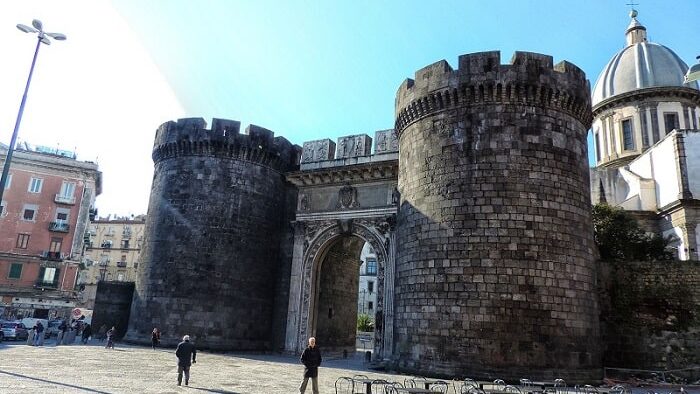 【カプアーナ門】由緒あるナポリの正門 -Porta Capuana-