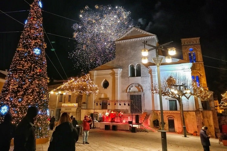 カポダンノ 街中から花火が打ち上げられる イタリアでの年越しの祝い方 Capodanno ナポリ観光 旅行に特化した情報サイト Napolissimi