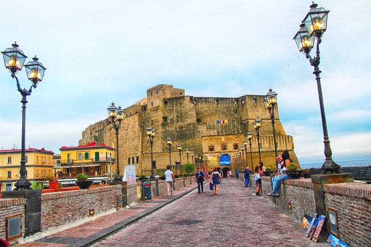 卵城】ナポリの歴史が始まった土地に建つナポリ最古の城 -Castel dell