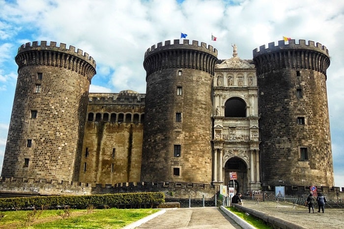 【カステルヌオーヴォ】アンジュー家によって建てられた歴史あるナポリの城 -Castel Nuovo-
