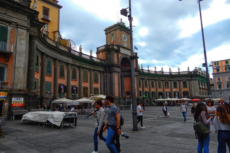 【ダンテ広場】歴史地区の中で最も大きな広場 -Piazza Dante-
