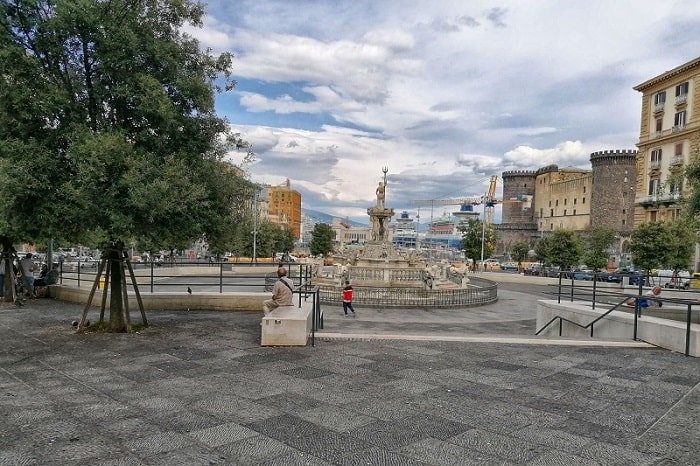 【ムニチーピオ広場】ナポリ市庁舎の目の前にあるまさにナポリの中心的な広場 -Piazza Municipio-