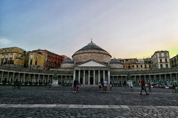 【プレビシート広場】王宮の前に広がるナポリを代表する広場 -Piazza del Plebiscito-