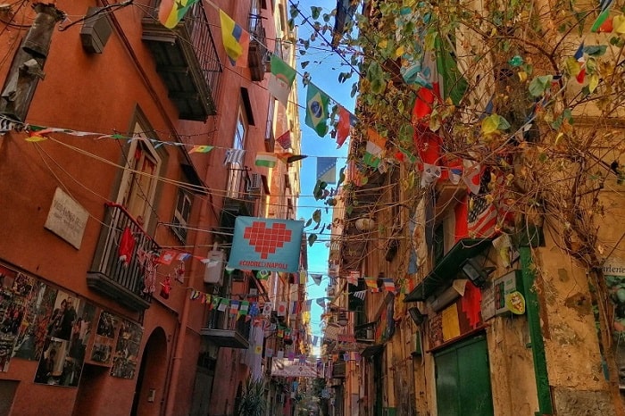 スペイン地区】ナポリの地元色が色濃く残るどこよりも熱い地区 ...