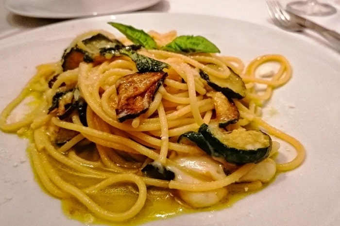 ネラーノ風ズッキーニのスパゲッティのレシピ ソレント半島で生まれた人気パスタ -Spaghetti alla Nerano-