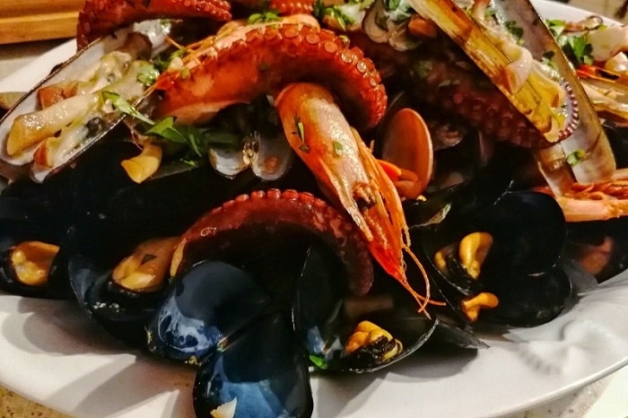 【ズッパ ディ コッツェ】ムール貝と魚介をふんだんに使ったナポリの伝統料理 -Zuppa di Cozze-