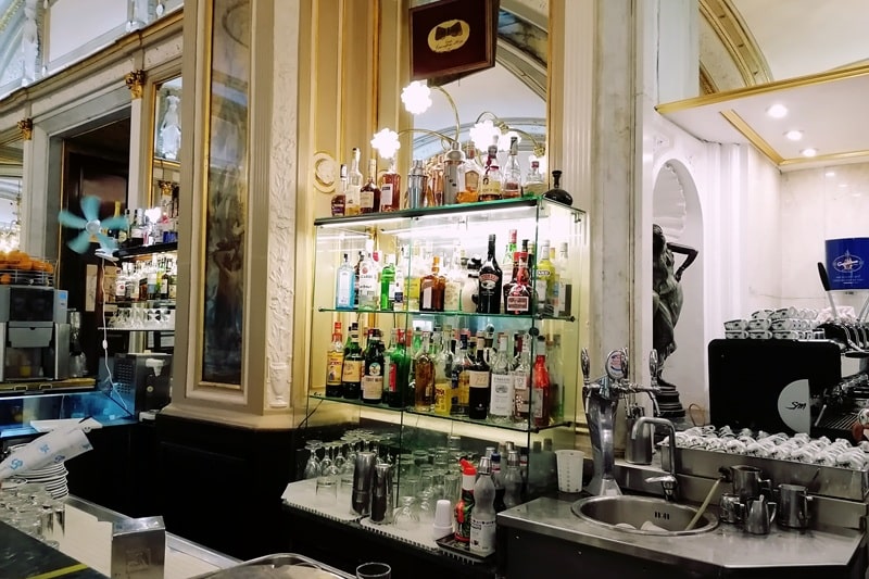 【Gambrinus】ナポリの老舗カフェテリア・ガンブリヌス