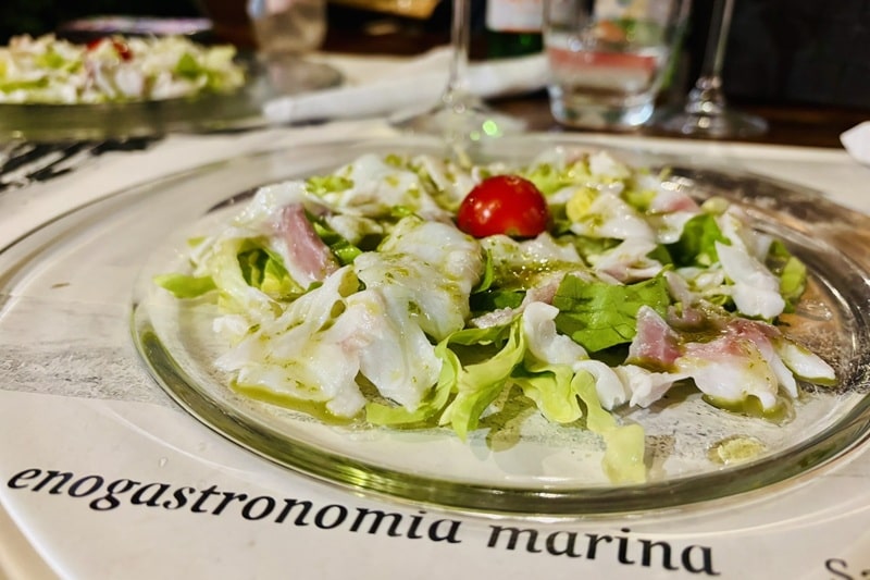 【Un Attimo di Vino】イスキアポルト港で食べる鮮魚とワインのレストラン